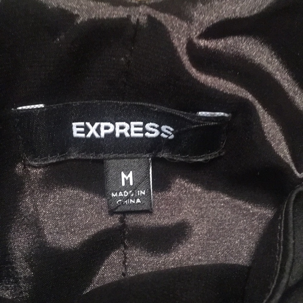 ‼️5 for $20‼️ NWOT FLATTERING ruched black top - Picture 3 of 8